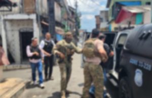 Vídeo: porteiro de hospital teve participação no sequestro de médico em ManausAlém do porteiro, outros três suspeitos foram presos pelo crime e mais quatro pessoas estão sendo procuradas Vídeo: Porteiro de hospital teve participação no sequestro de médico em Manaus