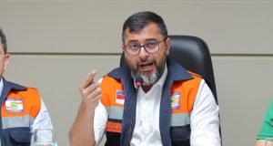 Wilson Lima anuncia novas medidas para enfrentamento da estiagem e decreta situação de emergência em municípios afetados no AmazonasEntre as medidas está aquisição de 50 mil cestas básicas e suspensão na cobrança de R$ 1 nos restaurantes Prato Cheio nos municípios afetados pela seca. Wilson Lima anuncia novas medidas para enfrentamento da estiagem e decreta situação de emergência em municípios afetados no Amazonas