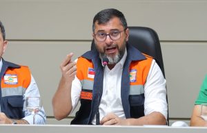 Wilson Lima anuncia novas medidas para enfrentamento da estiagem e decreta situação de emergência em municípios afetados no AmazonasEntre as medidas está aquisição de 50 mil cestas básicas e suspensão na cobrança de R$ 1 nos restaurantes Prato Cheio nos municípios afetados pela seca. Wilson Lima anuncia novas medidas para enfrentamento da estiagem e decreta situação de emergência em municípios afetados no Amazonas