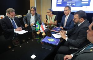 Wilson Lima e ministros Waldez Góes e Marina Silva anunciam força-tarefa para enfrentamento da estiagem no AmazonasForça-tarefa, definida em reunião em Brasília, reforçará medidas que vêm sendo adotadas pelo Estado, como envio de ajuda humanitária e combate a incêndios. Wilson Lima e ministros Waldez Góes e Marina Silva anunciam força-tarefa para enfrentamento da estiagem no Amazonas
