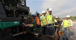 Wilson Lima vistoria obras de modernização da AM-010 e entrega ramal Sulivan Portela pavimentadoGovernador também entregou mudas, sementes e alevinos para agricultores e piscicultores. Wilson Lima vistoria obras de modernização da AM-010 e entrega ramal Sulivan Portela pavimentado