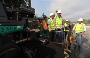 Wilson Lima vistoria obras de modernização da AM-010 e entrega ramal Sulivan Portela pavimentadoGovernador também entregou mudas, sementes e alevinos para agricultores e piscicultores. Wilson Lima vistoria obras de modernização da AM-010 e entrega ramal Sulivan Portela pavimentado