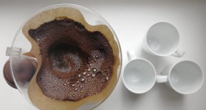 Cientistas descobriram um uso incrível para as sobras do caféO mundo produz 10 milhões de quilogramas de resíduos de café. Com esse uso, essa poluição pode ser redirecionada. Cientistas descobriram um uso incrível para as sobras do café