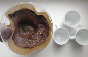Cientistas descobriram um uso incrível para as sobras do caféO mundo produz 10 milhões de quilogramas de resíduos de café. Com esse uso, essa poluição pode ser redirecionada. Cientistas descobriram um uso incrível para as sobras do café