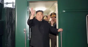 Kim Jong-un recebe colete à prova de balas e drone como presentes ao deixar a RússiaA Coreia do Sul, o Japão, a Ucrânia, os Estados Unidos e os países europeus ficaram alarmados com a visita, mas os seus resultados permanecem obscuros. Kim Jong-un recebe colete à prova de balas e drone como presentes ao deixar a Rússia