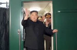 Kim Jong-un recebe colete à prova de balas e drone como presentes ao deixar a RússiaA Coreia do Sul, o Japão, a Ucrânia, os Estados Unidos e os países europeus ficaram alarmados com a visita, mas os seus resultados permanecem obscuros. Kim Jong-un recebe colete à prova de balas e drone como presentes ao deixar a Rússia