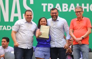 Wilson Lima entrega 355 títulos de imóveis e reassenta famílias das comunidades da Sharp e Manaus 2000Ações fazem parte do Amazonas Meu Lar, que soma 564 títulos definitivos entregues e 1.040 famílias reassentadas pelo Prosamim+. Wilson Lima entrega 355 títulos de imóveis e reassenta famílias das comunidades da Sharp e Manaus 2000