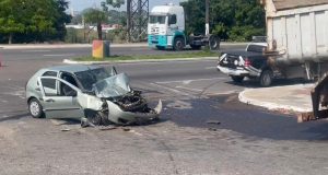 Acidente de trânsito em Manaus deixa quatro jovens feridosCaçamba e carro se chocam na Avenida Ministro João Gonçalves. Acidente de trânsito em Manaus deixa quatro jovens feridos