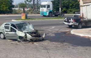 Acidente de trânsito em Manaus deixa quatro jovens feridosCaçamba e carro se chocam na Avenida Ministro João Gonçalves. Acidente de trânsito em Manaus deixa quatro jovens feridos