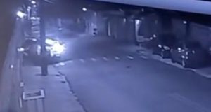 Acidente em Manaus: carro desgovernado atinge veículo parado e motorista foge; veja o vídeoNas imagens, é possível ver o carro estacionado quando um veículo em alta velocidade o atinge. Acidente em Manaus: carro desgovernado atinge veículo parado e motorista foge; veja o vídeo