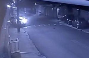 Acidente em Manaus: carro desgovernado atinge veículo parado e motorista foge; veja o vídeoNas imagens, é possível ver o carro estacionado quando um veículo em alta velocidade o atinge. Acidente em Manaus: carro desgovernado atinge veículo parado e motorista foge; veja o vídeo