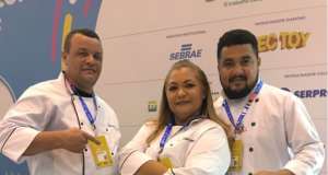 Alunos do Cetam conquistam segundo lugar em competição de impressão 3DOs competidores impressionaram a todos com sua criatividade e habilidade na confecção de pratos utilizando alimentos produzidos em impressoras 3D. Alunos do Cetam conquistam segundo lugar em competição de impressão 3D