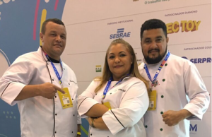 Alunos do Cetam conquistam segundo lugar em competição de impressão 3DOs competidores impressionaram a todos com sua criatividade e habilidade na confecção de pratos utilizando alimentos produzidos em impressoras 3D. Alunos do Cetam conquistam segundo lugar em competição de impressão 3D