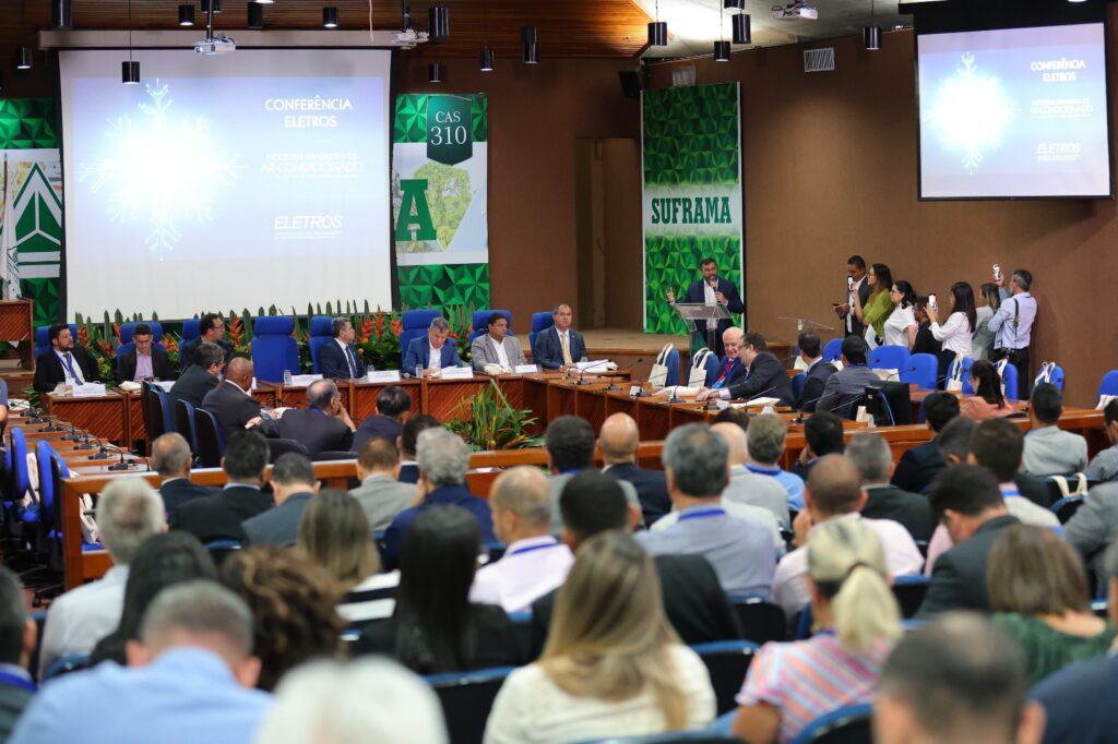 Atividade econômica na ZFM é essencial ao desenvolvimento sustentável, diz Wilson Lima em conferência da Eletros