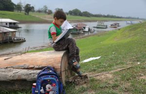 Aula em Casa retorna para atender alunos impactados pela estiagemDinâmica prevê a distribuição de apostilas impressas para todos os estudantes afetados pela seca. Aula em Casa retorna para atender alunos impactados pela estiagem