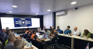 Comitê de Enfrentamento à Estiagem alinha estratégias com empresas de táxi aéreo e fornecedores de combustível para garantir abastecimento no estadoO encontro estabeleceu parcerias e garantias do fornecimento de combustível paras os aeródromos nos municípios. Comitê de Enfrentamento à Estiagem alinha estratégias com empresas de táxi aéreo e fornecedores de combustível para garantir abastecimento no estado