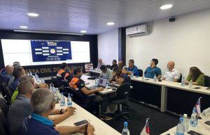 Comitê de Enfrentamento à Estiagem alinha estratégias com empresas de táxi aéreo e fornecedores de combustível para garantir abastecimento no estadoO encontro estabeleceu parcerias e garantias do fornecimento de combustível paras os aeródromos nos municípios. Comitê de Enfrentamento à Estiagem alinha estratégias com empresas de táxi aéreo e fornecedores de combustível para garantir abastecimento no estado