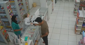 Vídeo: criminosos assaltam drogaria e levam dinheiro, celulares e cosméticos em ManausApós o crime, os suspeitos fugiram do local sem serem identificados. Criminosos assaltam drogaria e levam dinheiro, celulares e cosméticos em Manaus
