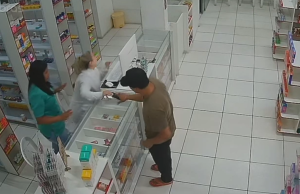 Vídeo: criminosos assaltam drogaria e levam dinheiro, celulares e cosméticos em ManausApós o crime, os suspeitos fugiram do local sem serem identificados. Criminosos assaltam drogaria e levam dinheiro, celulares e cosméticos em Manaus