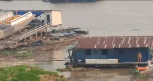 Desbarrancamento de terra em porto de Manacapuru deixa uma pessoa desaparecidaDe acordo com informações da Defesa Civil do município, a vítima, ainda não identificada, estava na região da Terra Preta, no momento do desbarrancamento. Desbarrancamento de terra em porto de Manacapuru deixa uma pessoa desaparecida