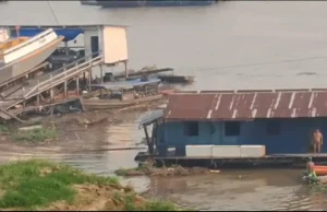 Desbarrancamento de terra em porto de Manacapuru deixa uma pessoa desaparecidaDe acordo com informações da Defesa Civil do município, a vítima, ainda não identificada, estava na região da Terra Preta, no momento do desbarrancamento. Desbarrancamento de terra em porto de Manacapuru deixa uma pessoa desaparecida