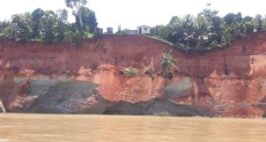 Vídeos: Deslizamento de barranco deixa mortos e desaparecidos no AmazonasImagens gravadas por moradores mostram que uma cratera se formou após o barranco começar a deslizar. Vídeos: Deslizamento de barranco deixa mortos e desaparecidos no Amazonas