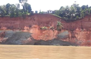 Vídeos: Deslizamento de barranco deixa mortos e desaparecidos no AmazonasImagens gravadas por moradores mostram que uma cratera se formou após o barranco começar a deslizar. Vídeos: Deslizamento de barranco deixa mortos e desaparecidos no Amazonas