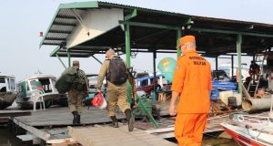 Governo do Amazonas monta força-tarefa para atender moradores da comunidade de Beruri após desbarrancamentoPor determinação do governador Wilson Lima, ainda na noite de sábado, equipes estaduais que atuam no município, se deslocaram para Arumã. Governo do Amazonas monta força-tarefa para atender moradores da comunidade de Beruri após desbarrancamento