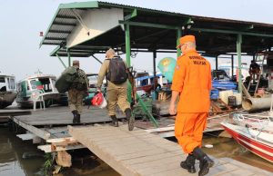 Governo do Amazonas monta força-tarefa para atender moradores da comunidade de Beruri após desbarrancamentoPor determinação do governador Wilson Lima, ainda na noite de sábado, equipes estaduais que atuam no município, se deslocaram para Arumã. Governo do Amazonas monta força-tarefa para atender moradores da comunidade de Beruri após desbarrancamento