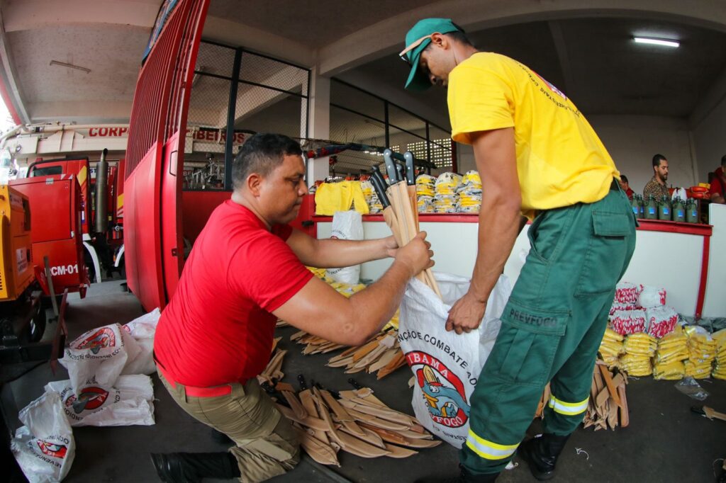 Governo do Amazonas recebe kits do Prevfogo/Ibama para apoiar no combate às queimadas