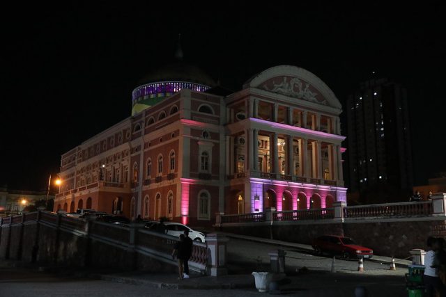 Governo do Estado abre o Outubro Rosa iluminando o Teatro Amazonas