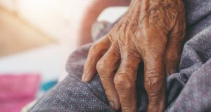 Idosa cega é resgatada após ser abandonada pela família em lixão no interior do AmazonasAs investigações iniciaram após denúncia de populares. Idosa cega é resgatada após ser abandonada pela família em lixão no interior do Amazonas