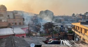 Incêndio destrói duas casas e deixa moradores do Petrópolis em pânicoMoradores da região se mobilizaram para combater o fogo. Incêndio destrói duas casas e deixa moradores do Petrópolis em pânico