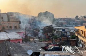 Incêndio destrói duas casas e deixa moradores do Petrópolis em pânicoMoradores da região se mobilizaram para combater o fogo. Incêndio destrói duas casas e deixa moradores do Petrópolis em pânico