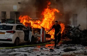 Israel declara guerra ao Hamas após ataque que deixou 382 mortosO primeiro-ministro de Israel, Benjamin Netanyahu, lançou a operação 'Espadas de Ferro' e começou a convocar reservistas. Israel declara guerra ao Hamas após ataque que deixou 382 mortos