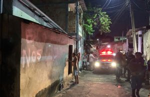 Jovem é executado a tiros dentro de casa em ManausOs criminosos armados invadiram o imóvel e efetuaram vários disparos. Jovem é executado a tiros dentro de casa em Manaus