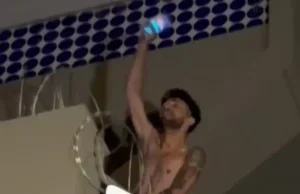 Ladrão é preso em arame farpado ao tentar invadir prédio no Centro de São PauloMoradores do prédio notaram uma presença estranha no interior do edifício e acionaram a Polícia. Ladrão é preso em arame farpado ao tentar invadir prédio no Centro de São Paulo