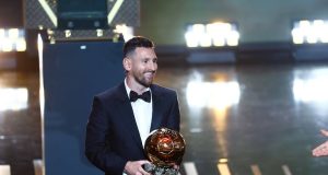 Messi conquista oitava Bola de Ouro com temporada históricaArgentino levou prêmio individual mais importante do futebol mundial após ser campeão da Copa do Mundo e da Ligue 1. Messi conquista oitava Bola de Ouro com temporada histórica