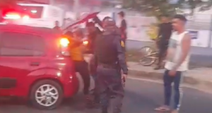 Motorista de aplicativo é resgatado após ser sequestrado e colocado no porta-malas do próprio carro Motorista de aplicativo é resgatado após ser sequestrado e colocado no porta-malas do próprio carro