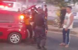 Motorista de aplicativo é resgatado após ser sequestrado e colocado no porta-malas do próprio carro Motorista de aplicativo é resgatado após ser sequestrado e colocado no porta-malas do próprio carro