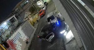 Mulher é baleada mais de oito vezes e fica entre a vida e a morte na zona sul de ManausOs tiros atingiram a cabeça, o tórax, o abdômen e a perna da vítima. Mulher é baleada mais de oito vezes e fica entre a vida e a morte na zona sul de Manaus