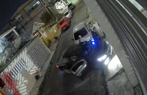 Mulher é baleada mais de oito vezes e fica entre a vida e a morte na zona sul de ManausOs tiros atingiram a cabeça, o tórax, o abdômen e a perna da vítima. Mulher é baleada mais de oito vezes e fica entre a vida e a morte na zona sul de Manaus