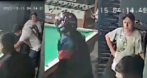 Mulher pega marido sumido jogando sinuca em bar e vira mesaUma mulher flagrou seu marido jogando sinuca em um bar e, furiosa, virou a mesa, deixando bolas e tacos espalhados pelo chão. O marido, que não esperava a reação, ficou com o rosto de medo. Mulher pega marido sumido jogando sinuca em bar e vira mesa