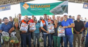 Operação Estiagem: Governo do Amazonas, através da Defesa Civil, leva mais de 1.000 toneladas de alimentos para comunidades isoladas pela seca no estadoCerca de 58 mil cestas básicas foram destinadas a 43 municípios do interior do Amazonas. Operação Estiagem: Governo do Amazonas, através da Defesa Civil, leva mais de 1.000 toneladas de alimentos para comunidades isoladas pela seca no estado