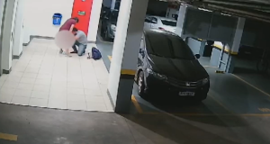 Vídeo: bebê nasce na garagem de prédio após parto relâmpagoAssim que saíram do elevador, Artur ajudou a esposa a dar à luz. Vídeo: bebê nasce na garagem de prédio após parto relâmpago