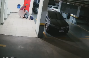 Vídeo: bebê nasce na garagem de prédio após parto relâmpagoAssim que saíram do elevador, Artur ajudou a esposa a dar à luz. Vídeo: bebê nasce na garagem de prédio após parto relâmpago