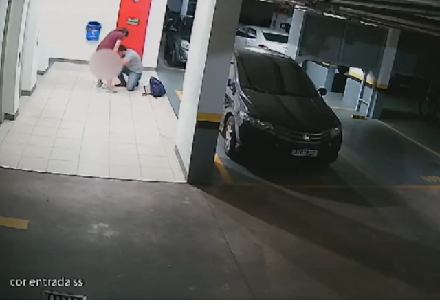 Vídeo: bebê nasce na garagem de prédio após parto relâmpago Vídeo: bebê nasce na garagem de prédio após parto relâmpago