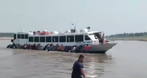 Passageiros se unem para desencalhar lancha no rio Amazonas devido à secaAlguns passageiros ajudaram a empurrar a lancha, enquanto outros entraram em outra embarcação para seguir viagem. Passageiros se unem para desencalhar lancha encalhada no rio Amazonas devido à seca