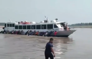 Passageiros se unem para desencalhar lancha no rio Amazonas devido à secaAlguns passageiros ajudaram a empurrar a lancha, enquanto outros entraram em outra embarcação para seguir viagem. Passageiros se unem para desencalhar lancha encalhada no rio Amazonas devido à seca