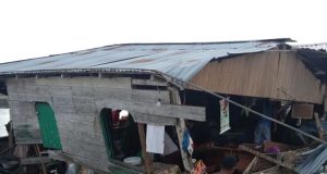 Pescador morre soterrado após deslizamento de terra em flutuanteO fenômeno conhecido como "terras caídas" atingiu o flutuante que ficava próximo a uma encosta às margens do rio. Pescador morre soterrado após deslizamento de terra em flutuante